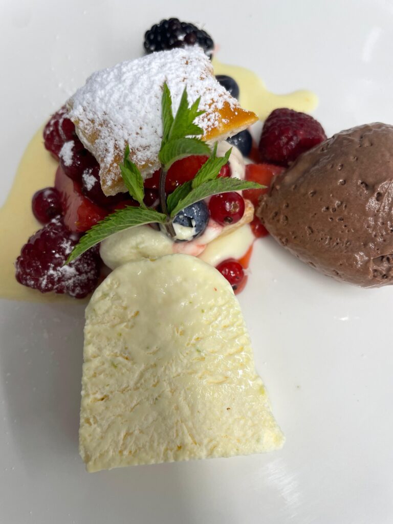 Blätterteig, Schokoladenmousse, Sommerbeeren im Castell