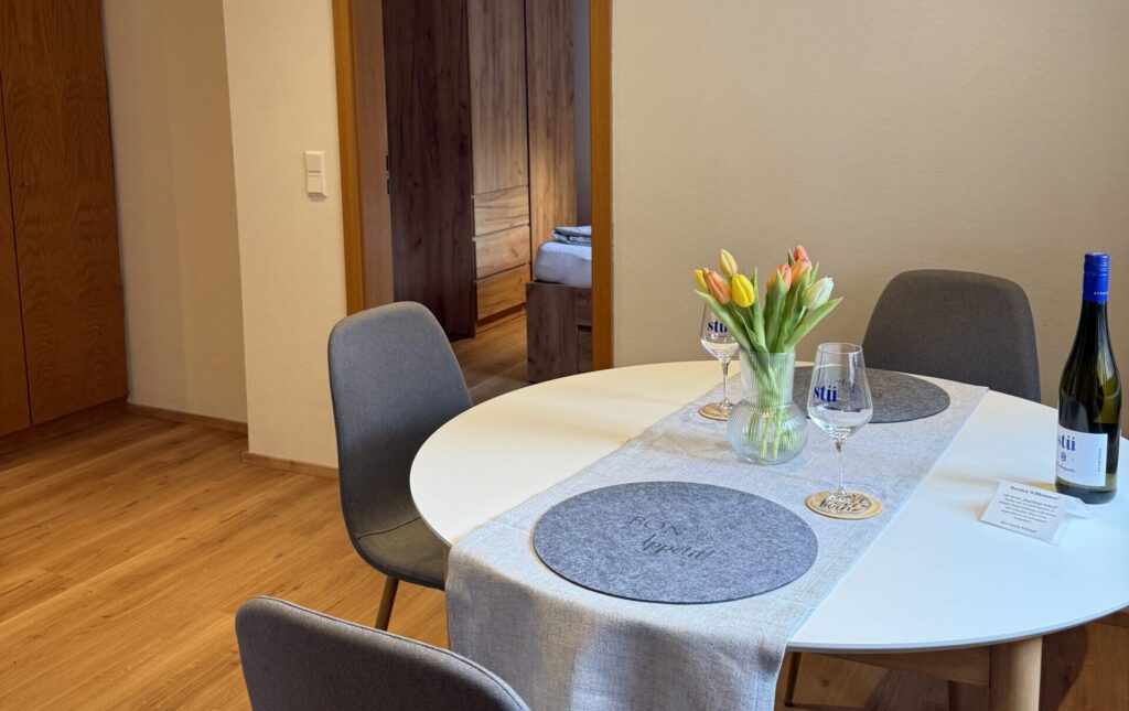 Esstisch mit Stühlen in der Ferienwohnung im Kirchhölzel